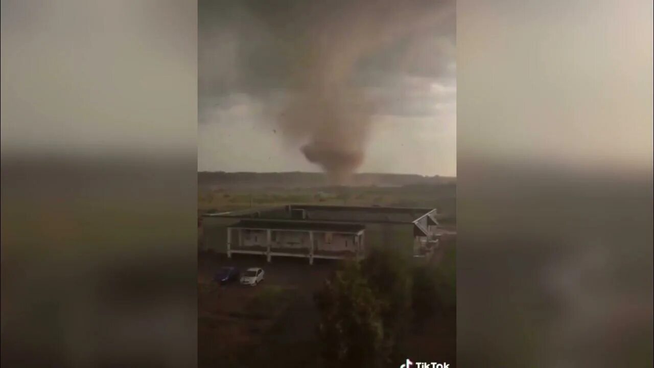 Будет сильный ураган. Торнадо в Андреаполе 2 августа. Торнадо в Твери 2021. Ураган в Тверской области 2 августа. Торнадо в Тверской области.