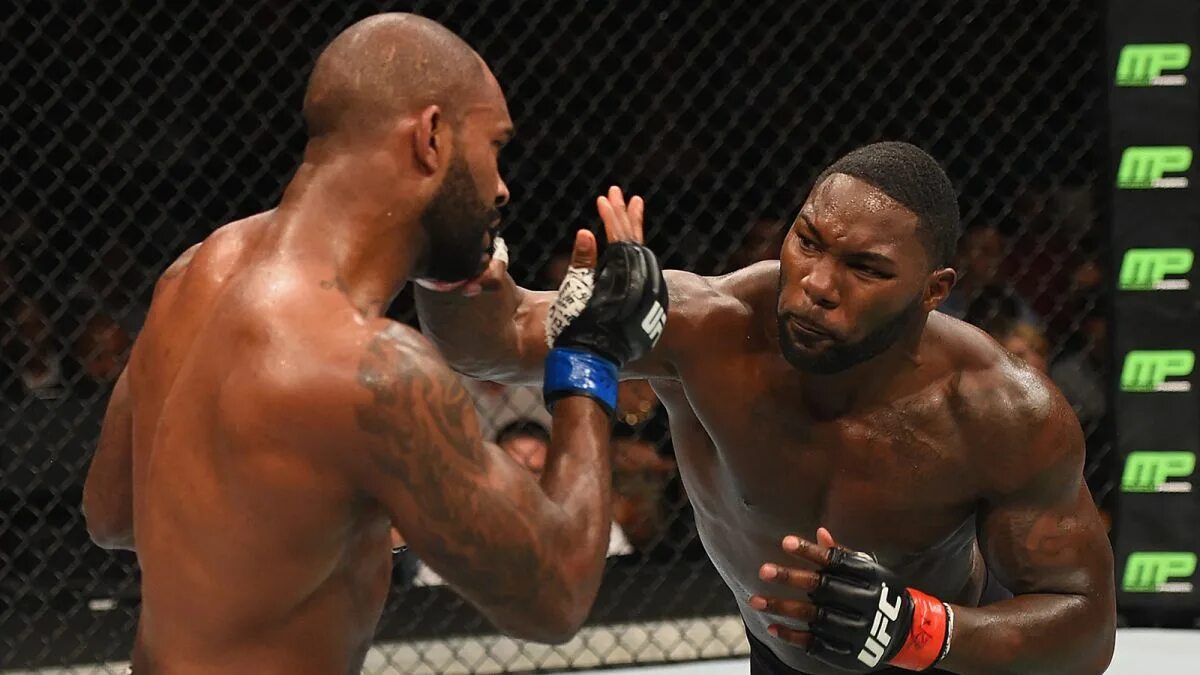 Demetrious johnson. Дэнни ромеро боксер. Ufc 152 jones vs. Боец ufc энтони джонсон. Рамбл боец.