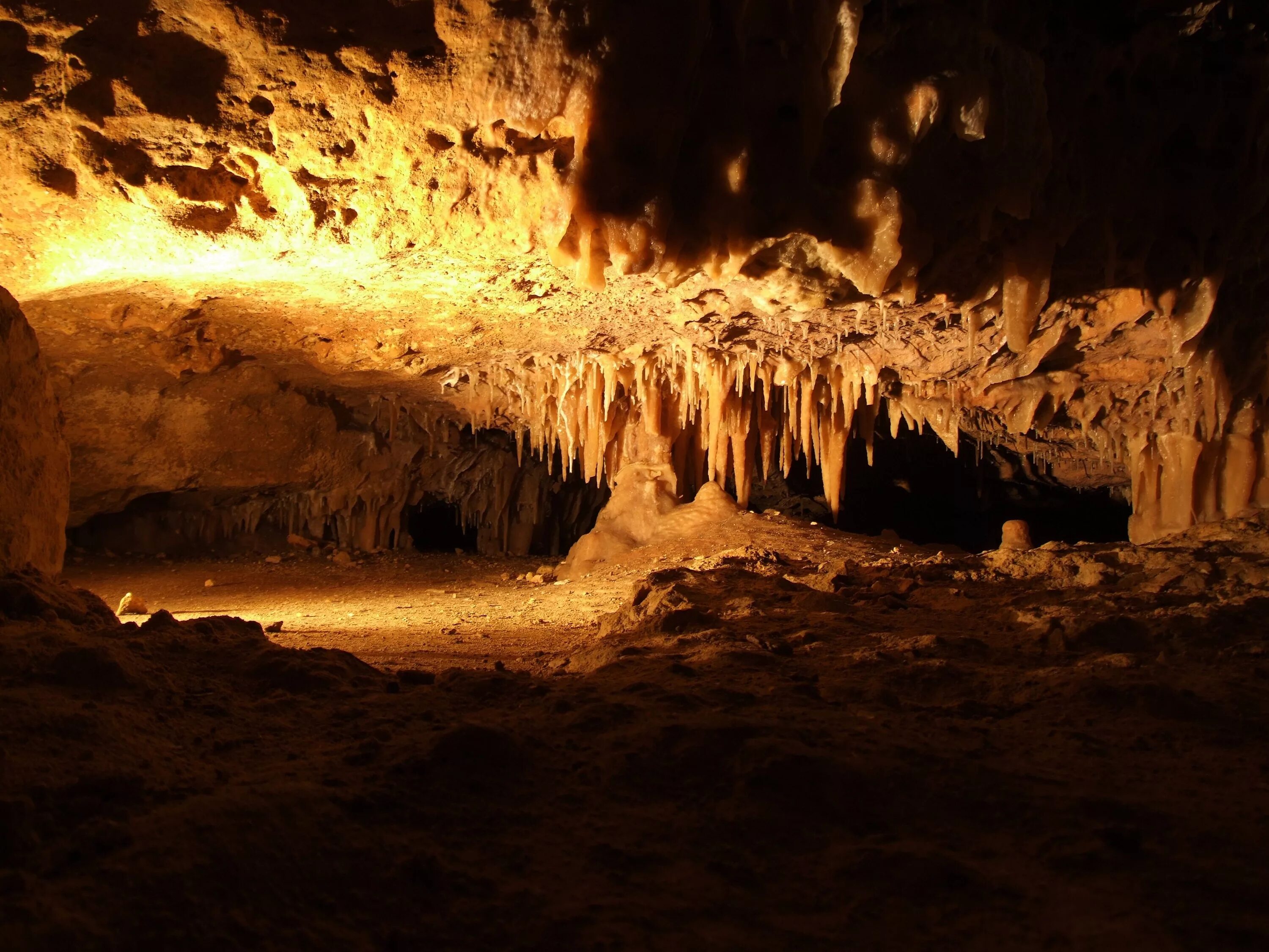 Cave v. Пещера тэнара. Сталактиты Австралия. Пещера Маракупа Австралия. Цонская пещера.