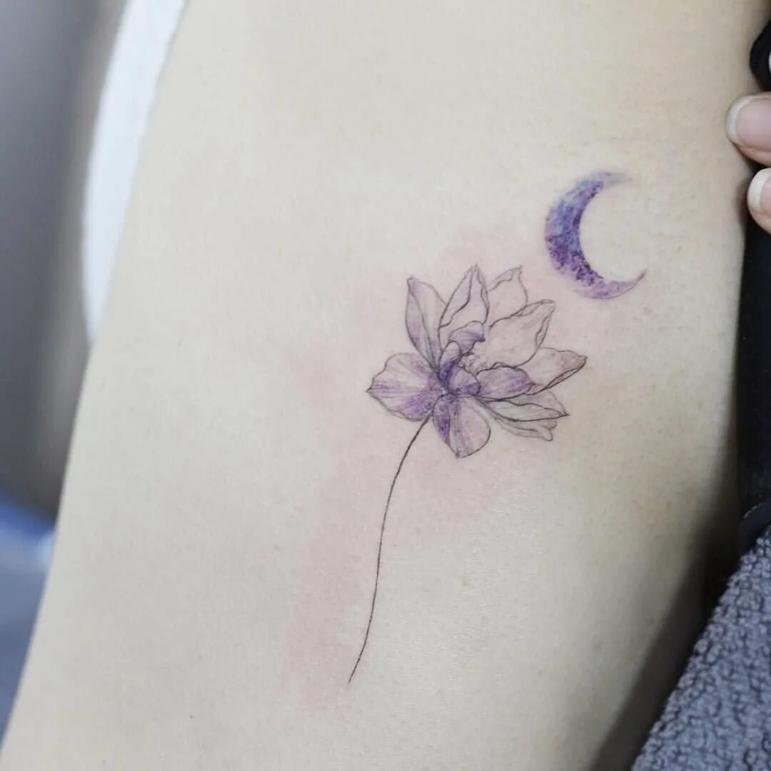 маленькие цветные тату. тату полумесяц с цветами. луна цветок тату. тату лотос и луна. нежные тату.