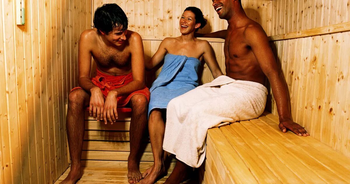 С двумя мужчинами в сауне. Мужчины в бане. Темнокожий мужчина в сауне. Афроамериканец в бане.