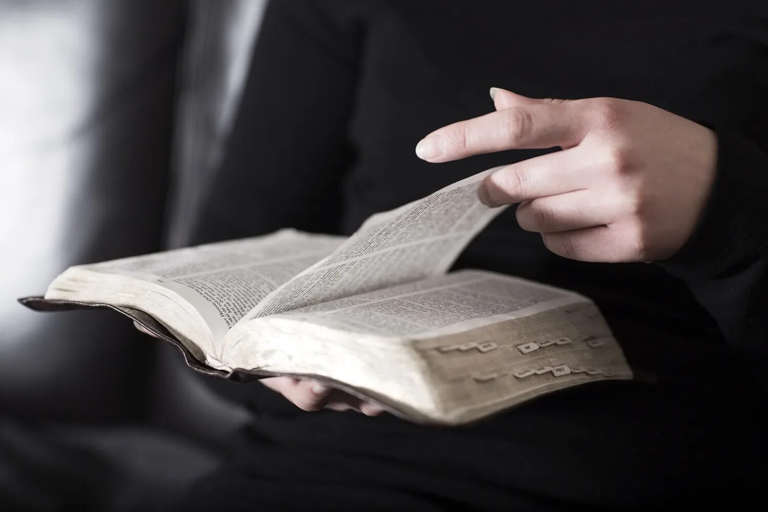 Читающие книгу руки