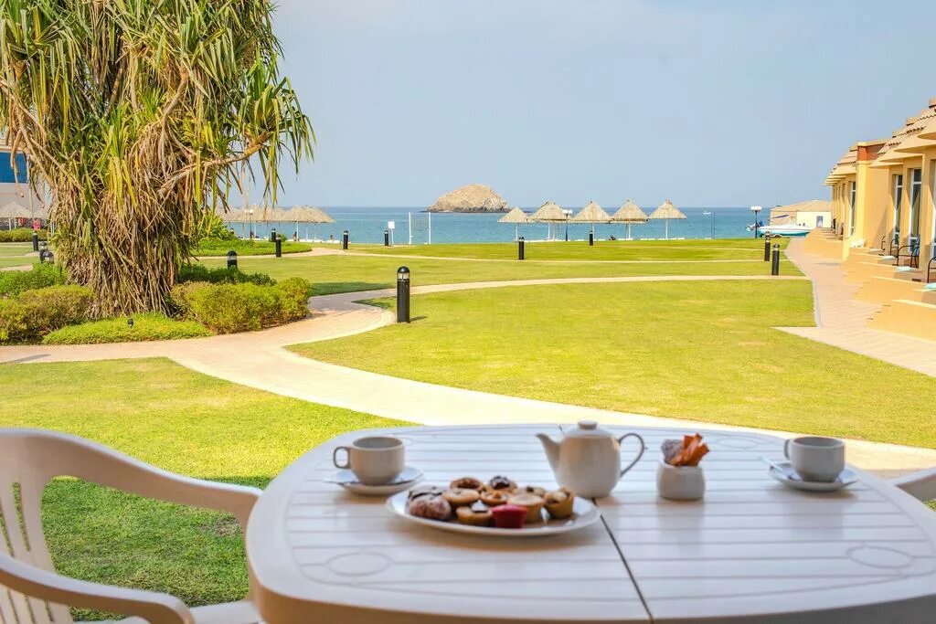 Оаэ фуджейра royal m al. Фуджейра royal beach hotel resort. royal beach hotel resort 4. фуджейра роял бич отель резорт 4. royal beach fujairah 4 оаэ.