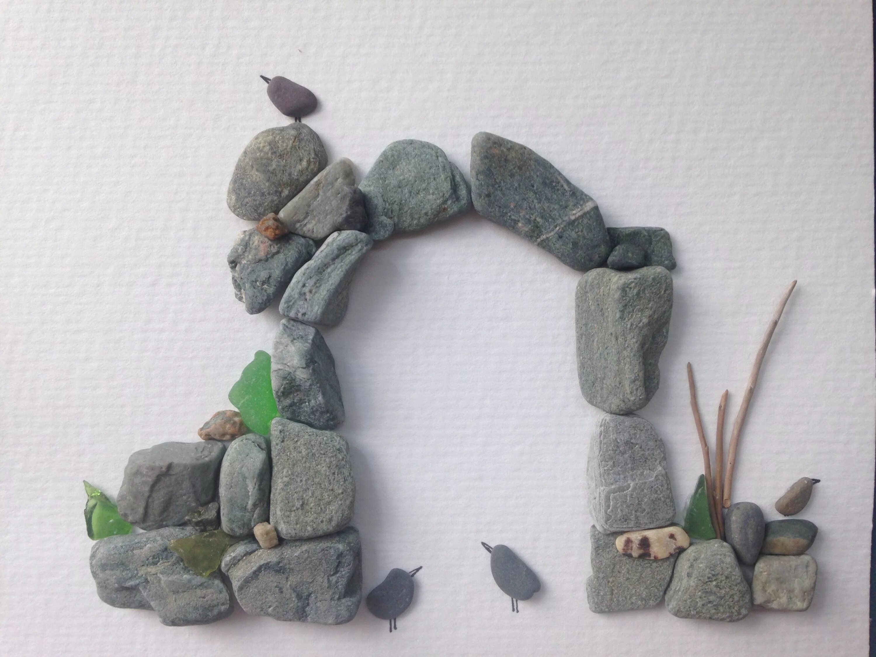 Stone craft. Поделки с камнями. Аппликация из камней. Поделка из камней для 1 класса. Фигурки из гальки.