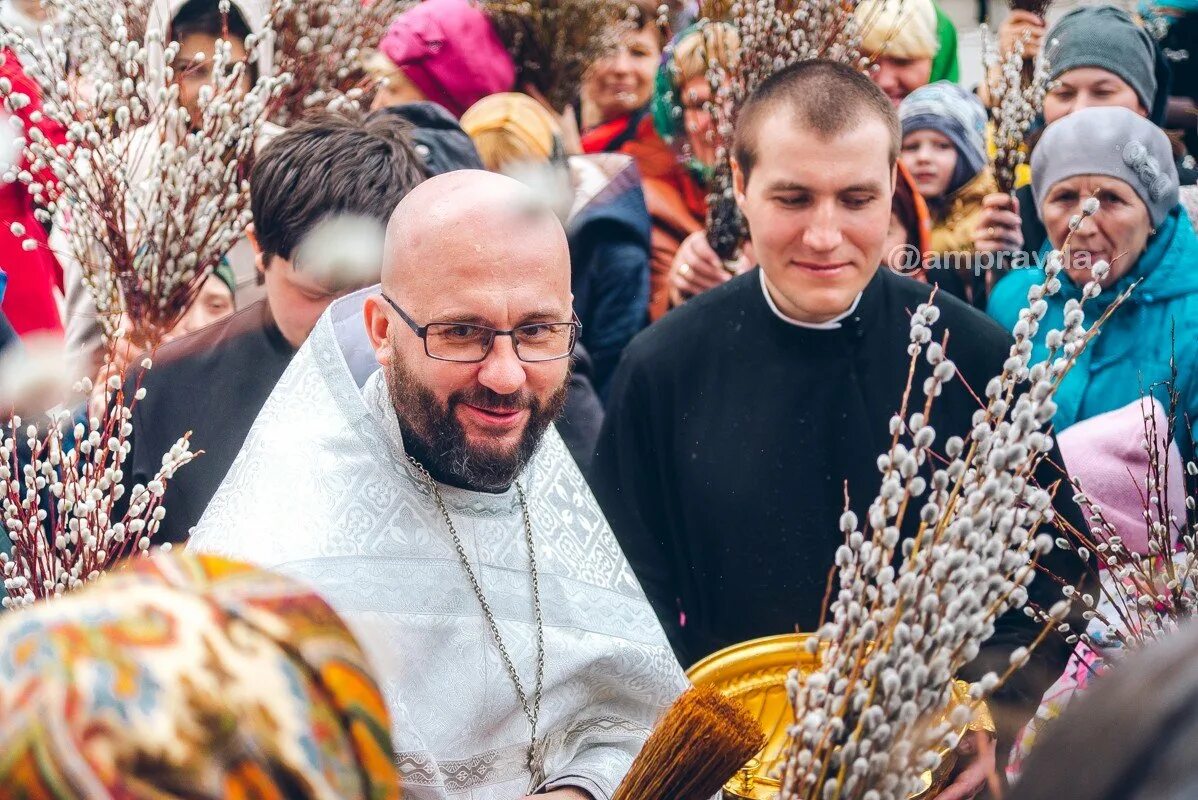В какое время святят вербу в церкви. Освящение вербы. когда святят вербу. освящение вербы в храме фото. когда освящают вербу.