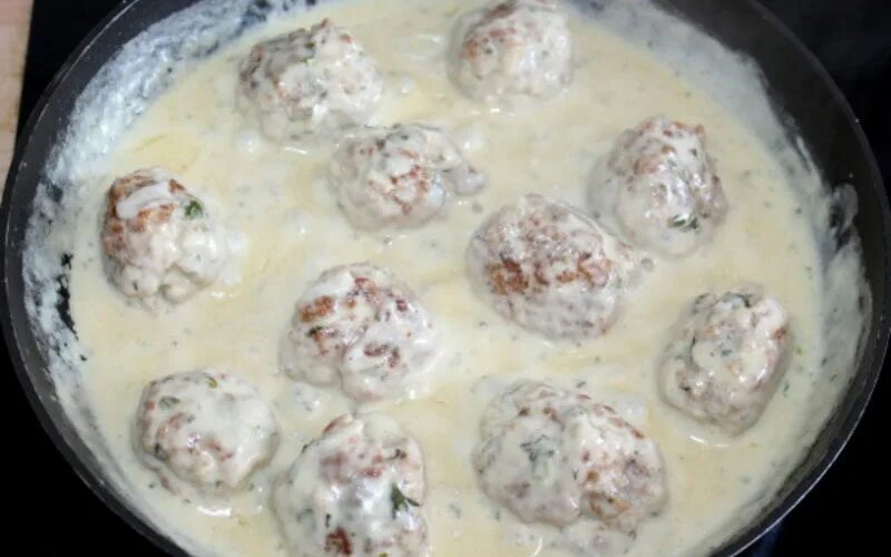 тефтельки в сливочном соусе. тефтели в сливочном соусе. рецепт тефтелей со сливками. тефтели в сливочном соусе. куриные тефтельки в сливочном соусе.