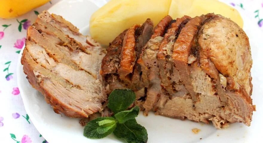 Шейка свиная баклажан с чесноком. Говядина шпигованная морковью и чесноком. Куриные шейки тушеные с картошкой. Шейка в мультиварке рецепты. Шейка в мультиварке рецепты.