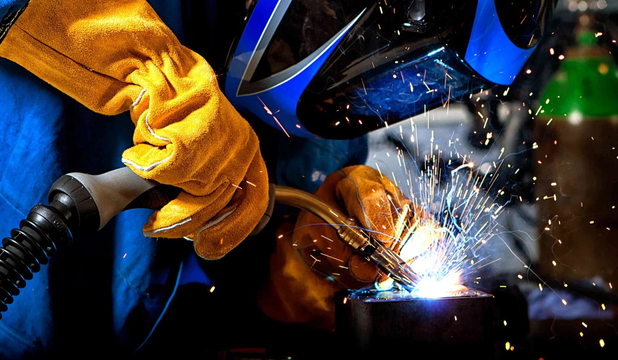 Сварка. Электросварщик ручной сварки. Сварщик. Сварка металла. Сварка металла.
