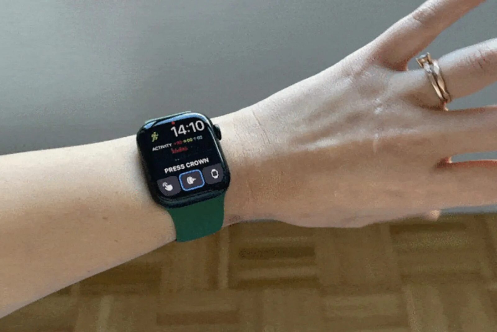 Apple watch back to the future. Эппл вотч 6 синие. Циферблат сири apple watch. Управление жестами apple watch. Русская клавиатура на apple watch 7.