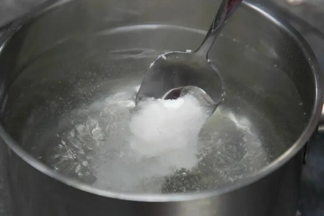 Добавить соль по вкусу. Соленая вода в кастрюле. налить воду в кастрюлю. вода растворяет соль. кипяченая подсоленная вода.