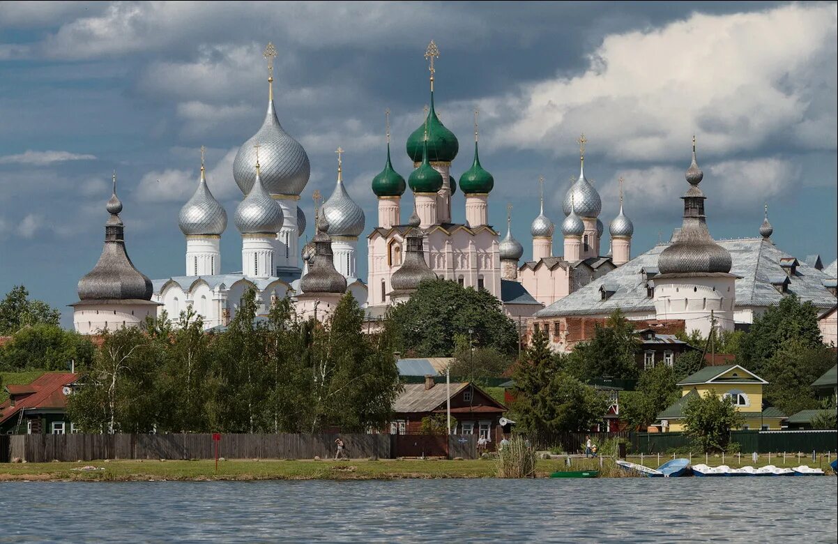 Фотографии городов золотого кольца россии. Ростовский Кремль митрополичий двор. Ростов Великий Кремль. Ростов Великий Кремль на озере Неро. Ростовский Кремль Ярославль.