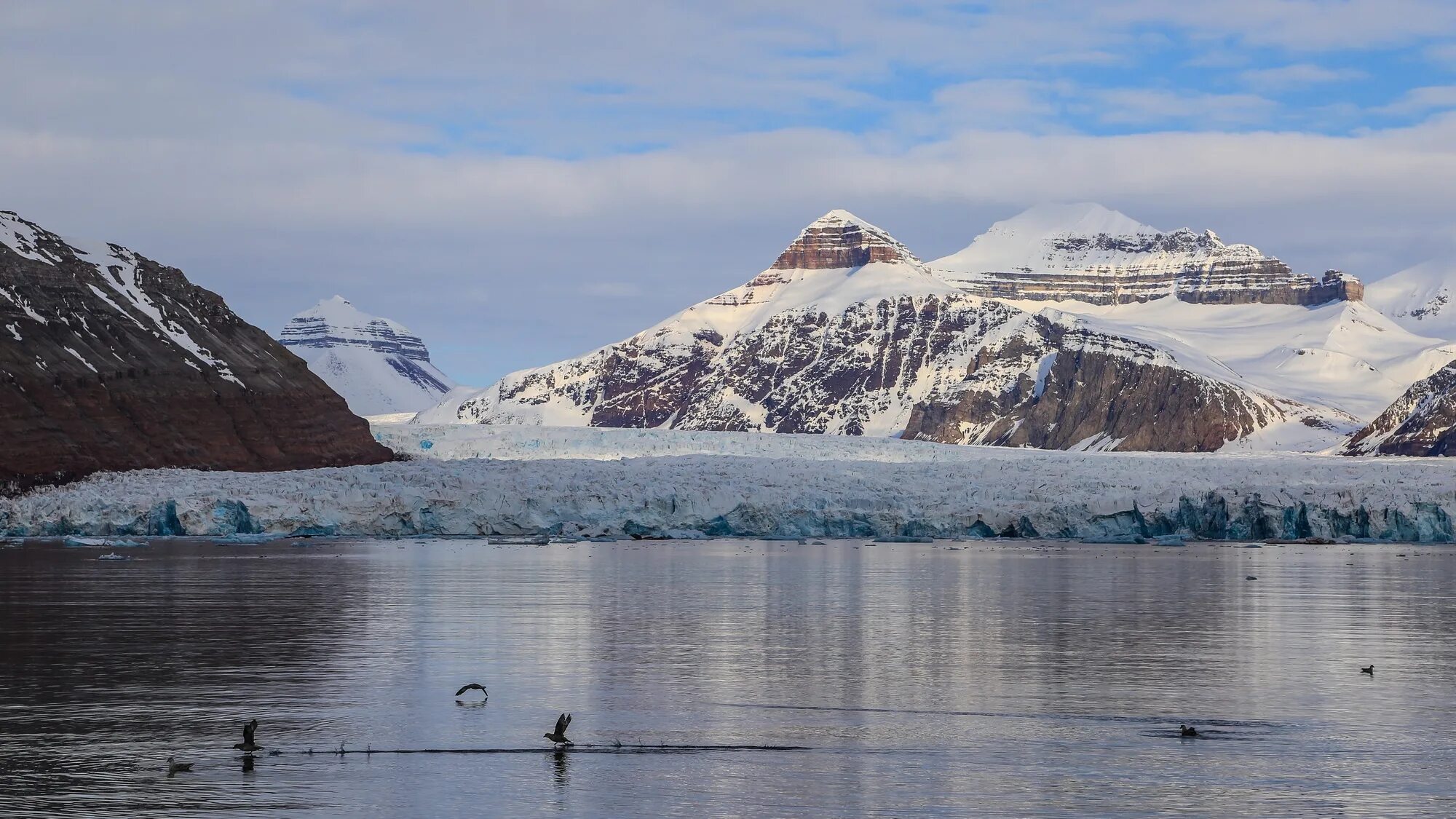 Самый большой остров северного ледовитого. Архипелаг Шпицберген Норвегия. Свальбард Норвегия гора. Шпицберген Лонгйир. Шпицберген Таймыр.