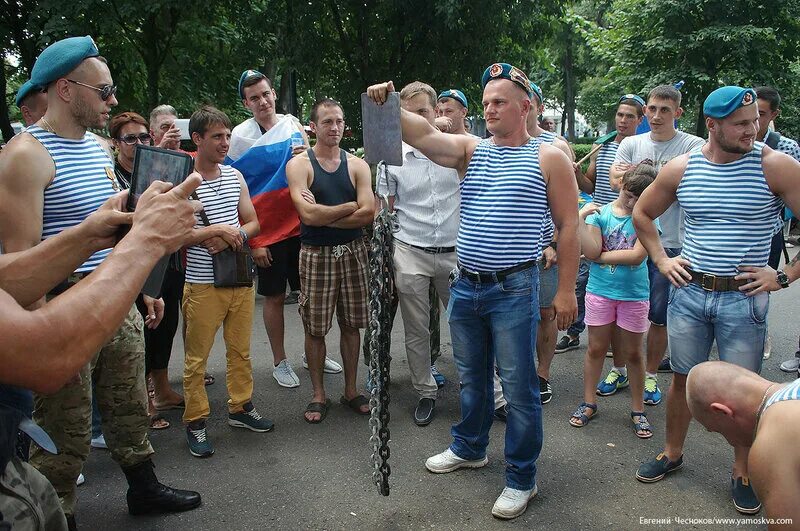 Расплескалась синева по подъездам
