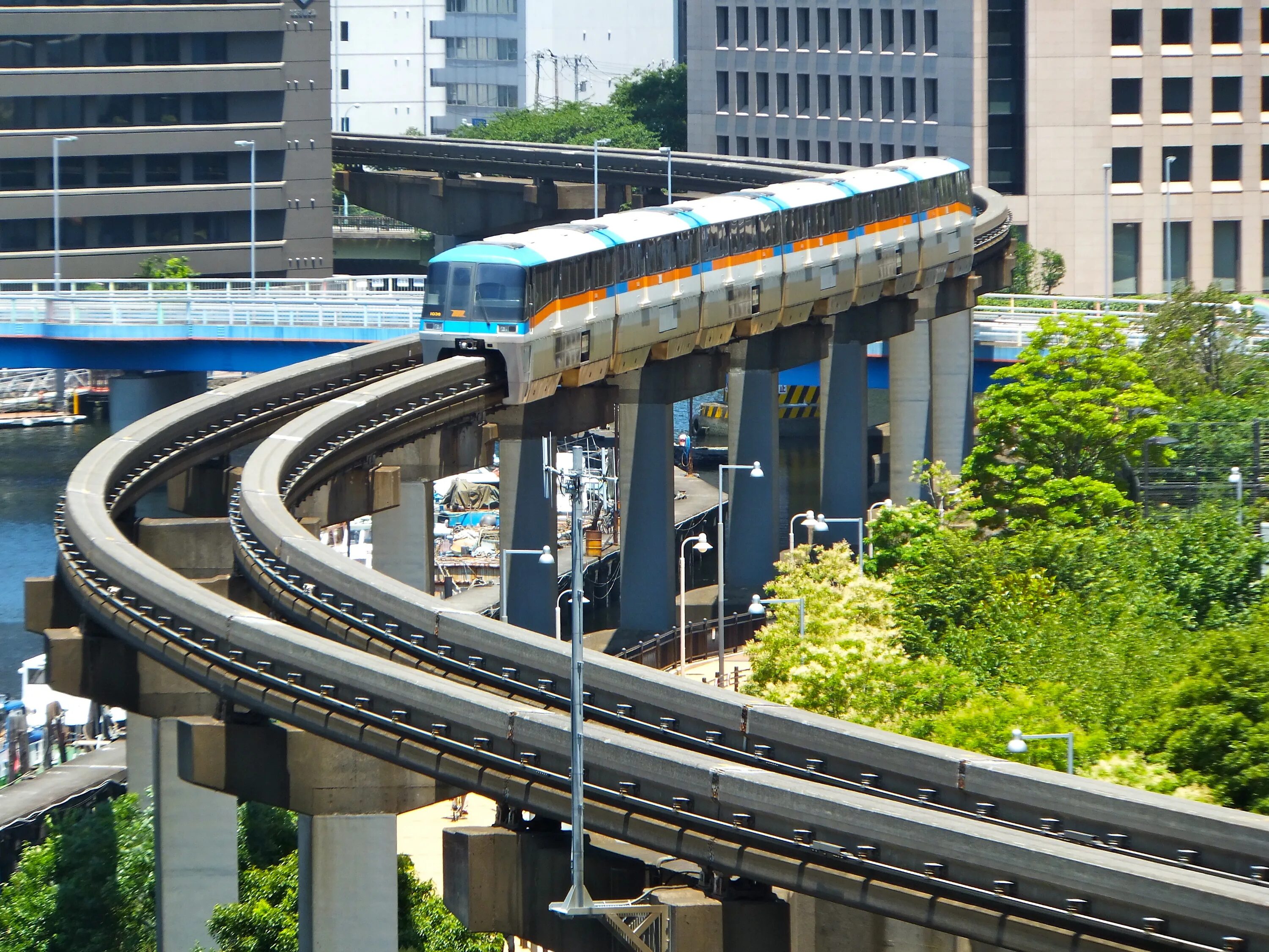 Японская дорога. Монорельс Токио. Поезда монорельс Токио. Монорельсовая дорога в Японии. Подвесной монорельс Токио.