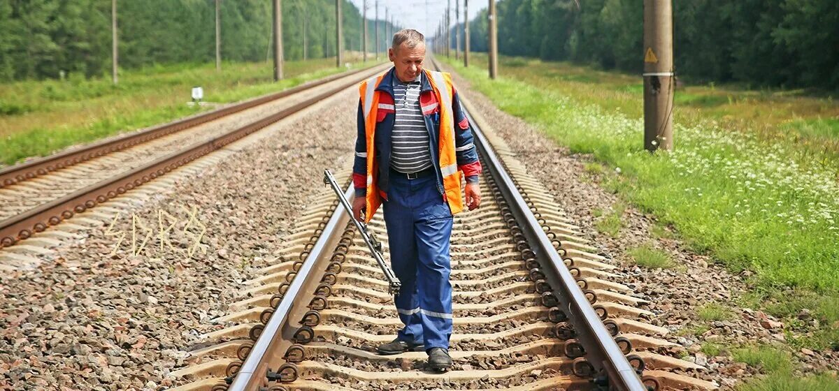 Сигналист путеец. Профессия путеец жд. Профессия осмотрщик вагонов ржд. Рассказ о том чем занимается механик. Человек работающий на станции.