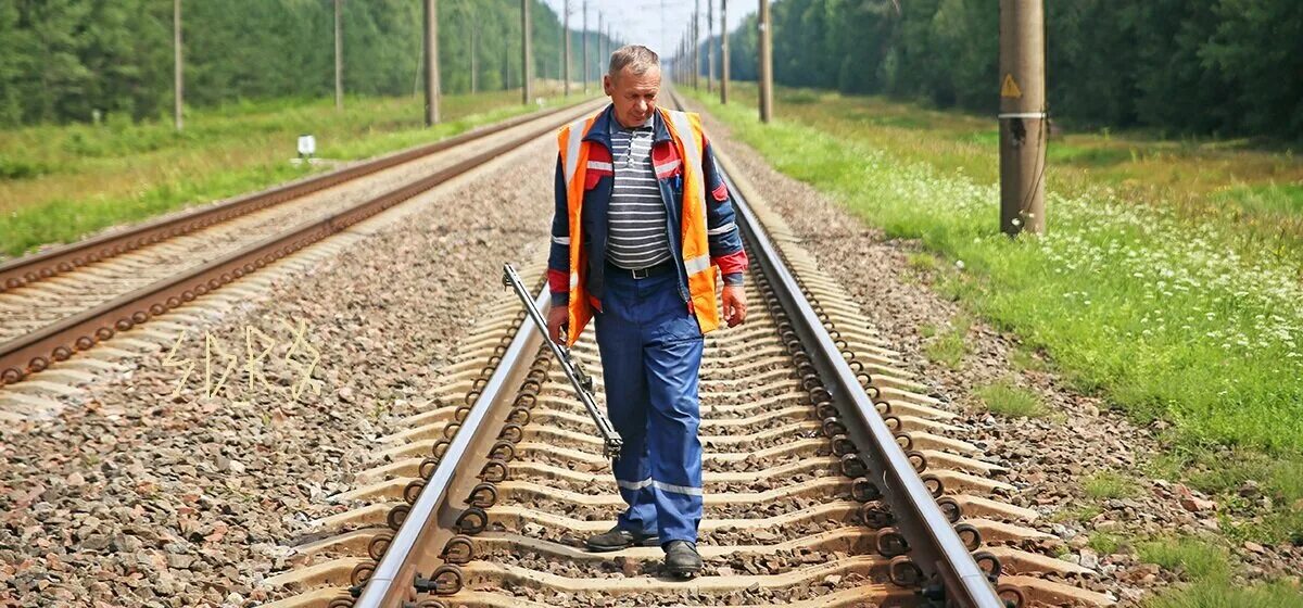 Закон железной дороге. Монтер пути РЖД. Путевой обходчик РЖД. Путейцы (путевые обходчики). Бригадир пути РЖД.