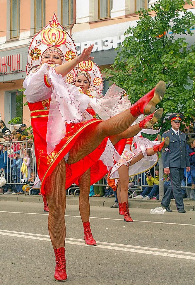 Под юбками танцующих девушек