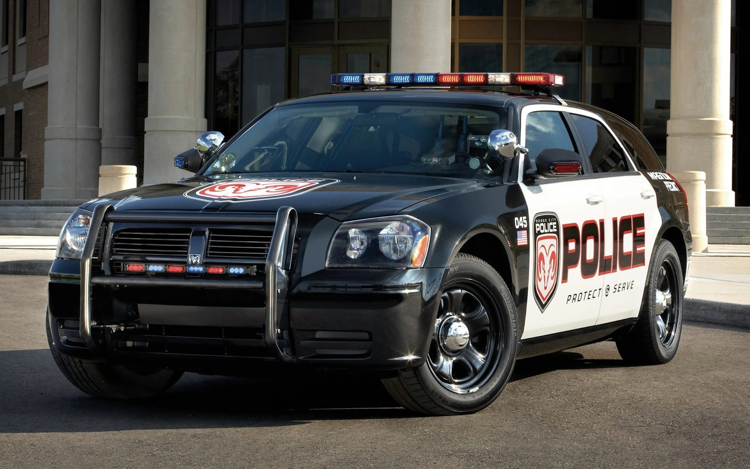 Полицейские машины в америке. Додж Магнум полицейский. Dodge Magnum 2021. Chrysler 300c Police Interceptor. Dodge Magnum 2020 полиция.