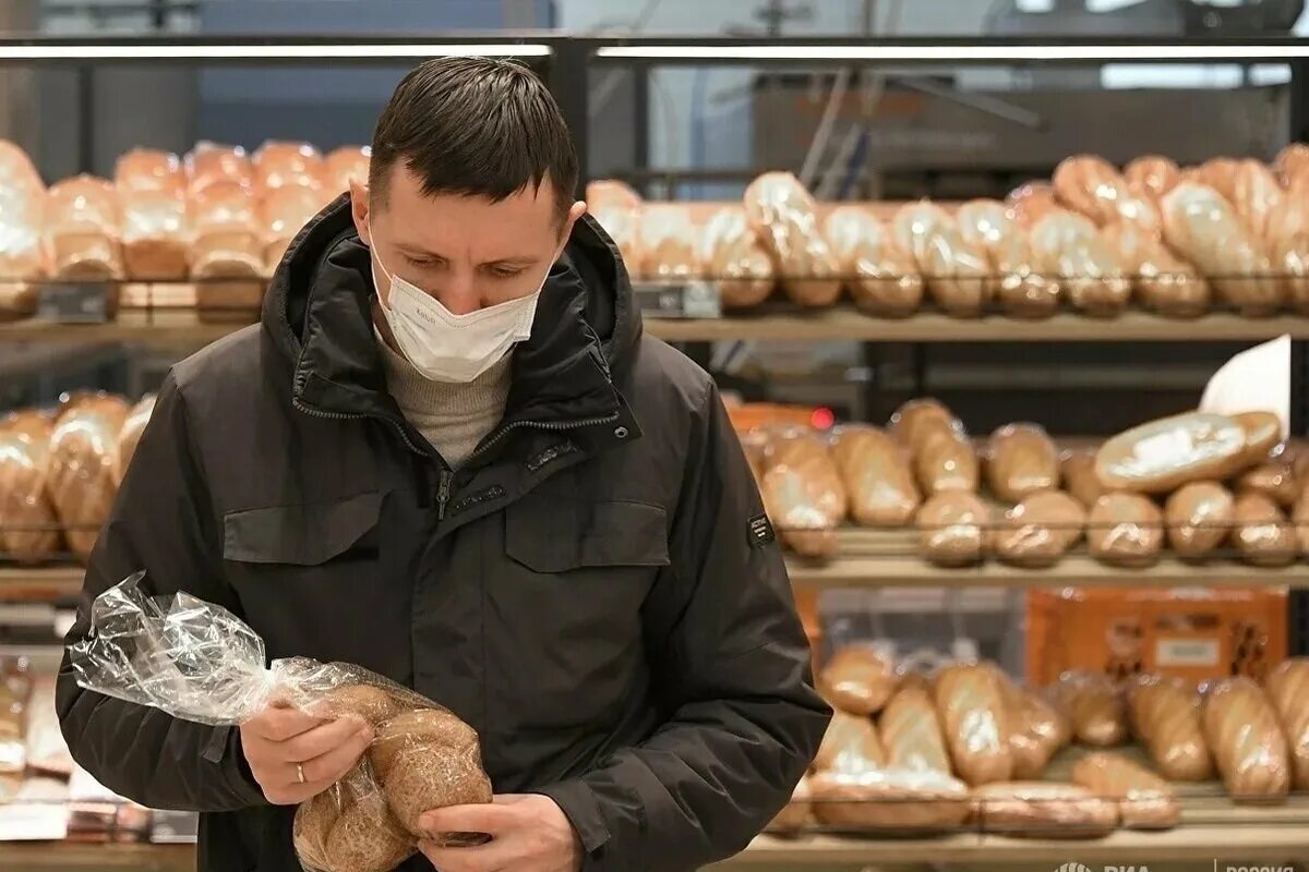 Хлеб подорожал. Хлеб в магазине. Покупатель хлеба. Хлеб в супермаркете. Батон хлеба подорожал на 3 рубля