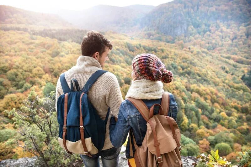 Couple pack. В полный рост туристы пара рыжие. Человек упаковывает товар. Рюкзак для путешествий. Женщина картонной коробке.