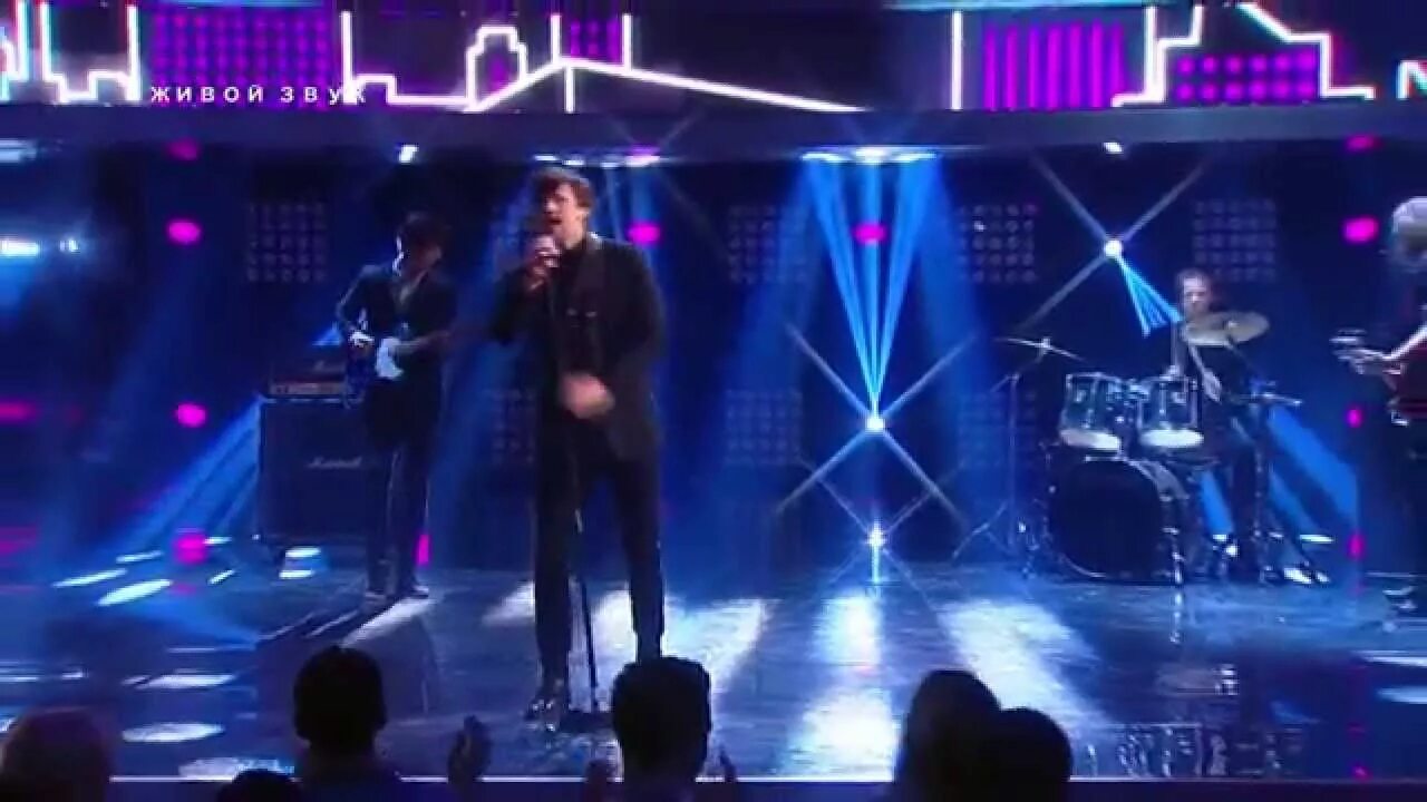 Песни город больших огней. Большая разница субботний вечер. Огни большого города стихи. Невский проспект вечером. Абстрактный ночной город.