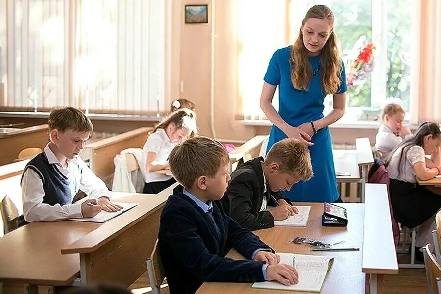 Первый год работы в школе. Фотосессия первоклассника в школе. Первый год работы в школе. Воспитательный план. Учитель начальных классов с учениками.
