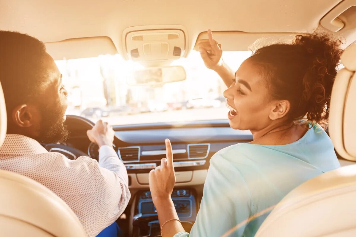 Car drive and listen. Человек слушает музыку в машине. Музыка в дорогу слушать. Пение в машине. Пара слушает музыку в машине.