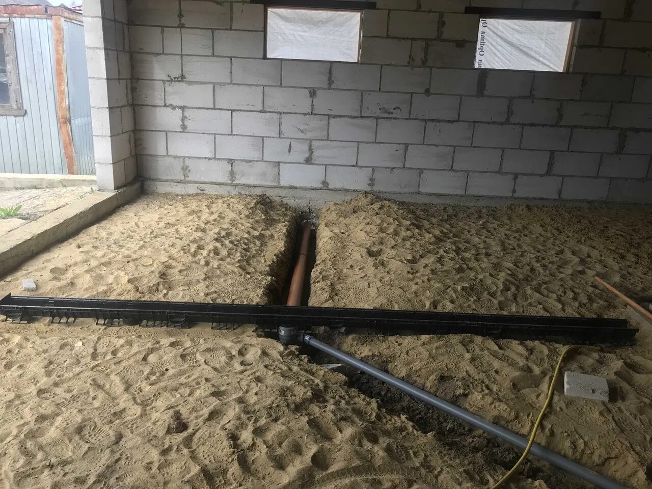 Дренаж заглубленного фундамента. Подбетонка гидроизоляция оклеечная. Дренажная система в подвале. Дренаж пола. Дренаж пола.