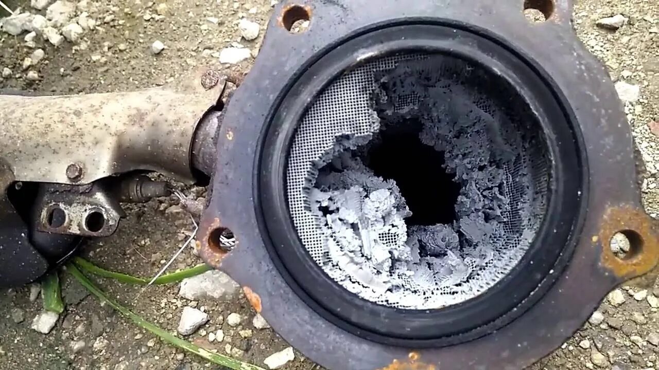 Забитый катализатор d4cb. Выхлопной катализатор. Оплавление катализатора. Прогорел катализатор. Неисправный катализатор.