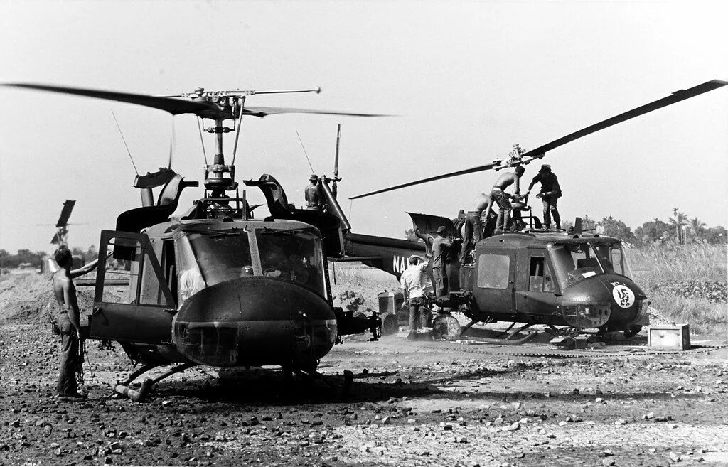 Uh 1 вьетнам. Bell uh-1 huey. вертолет uh-1 хьюи во вьетнаме. bell uh-1 iroquois вьетнам. вертолёт ирокез uh-1 во вьетнаме.
