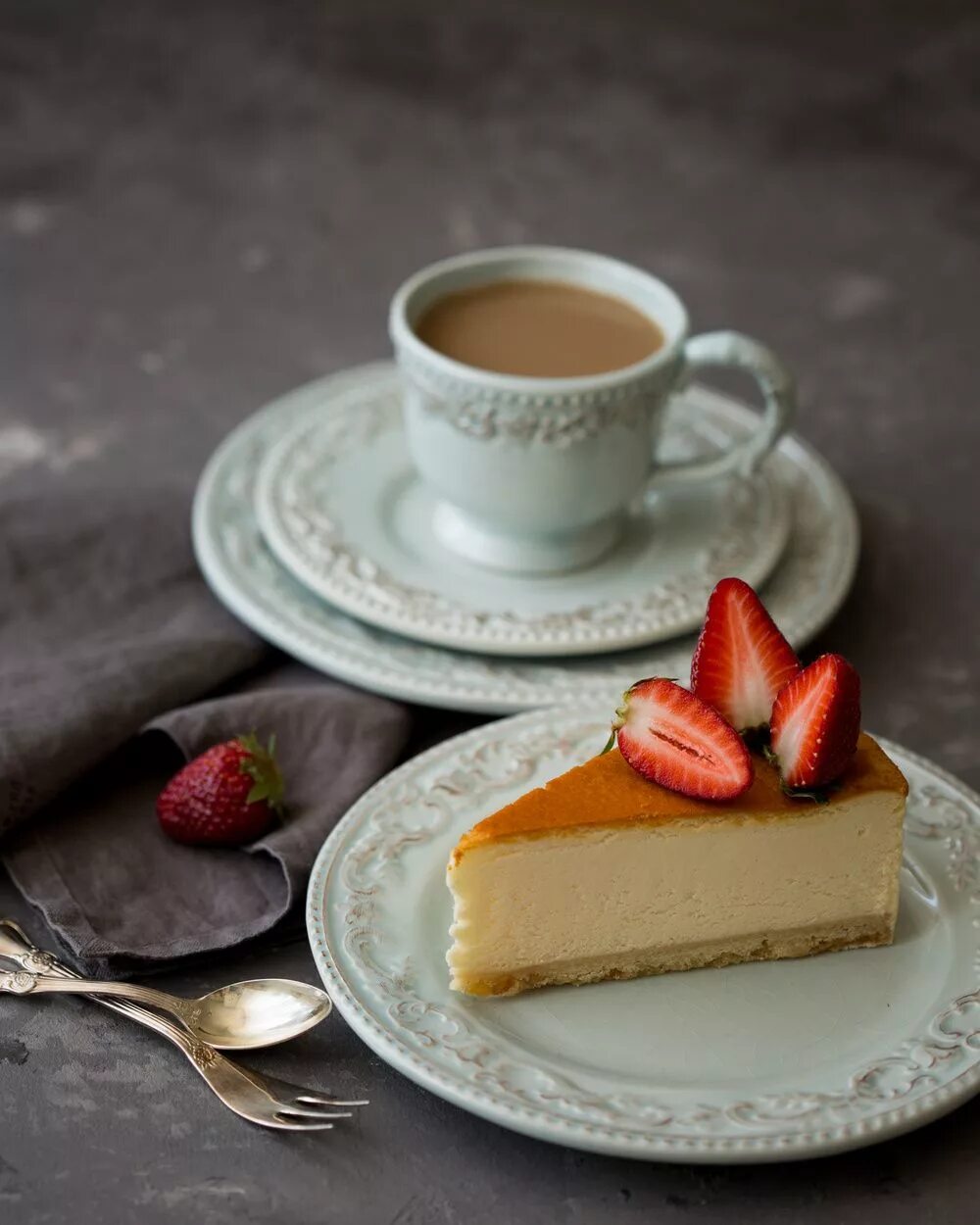 чизкейк в кафе. кофе с чизкейком. чизкейк нью йорк в кафе. чизкейк сан себастьян. чизкейк нью-йорк классический подача.