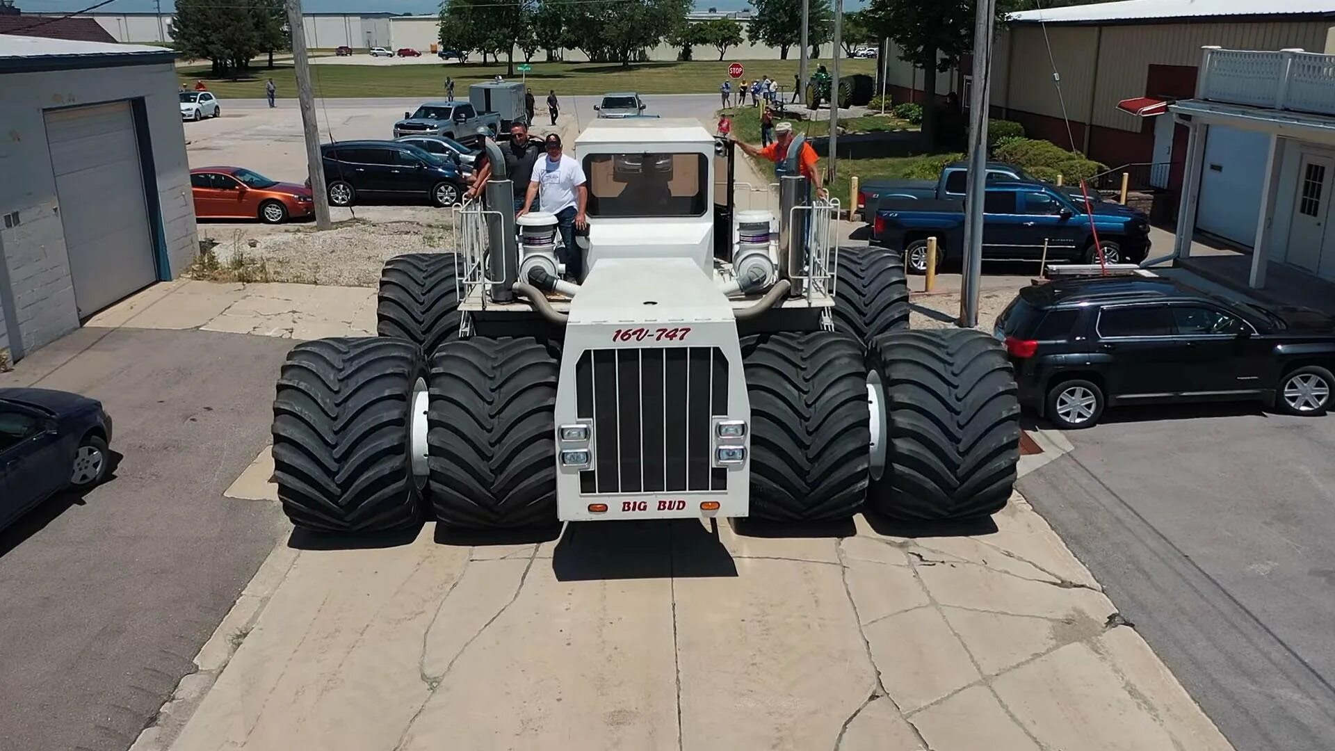 Самой дорогой трактор. Трактор big Bud 747. Трактор big Bud 16v-747. Трактор Биг БАД 950. Самый большой трактор в мире !!! Big Bud 747.