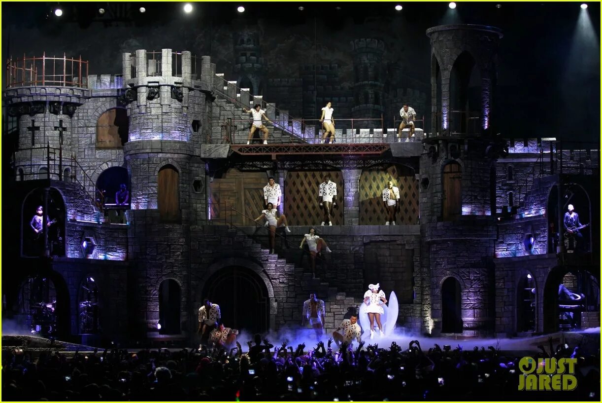 Леди гага born this way ball tour. Концертные фонари. Lady gaga born this way ball stage. Gaga born this way ball. The born this way ball tour сцена.
