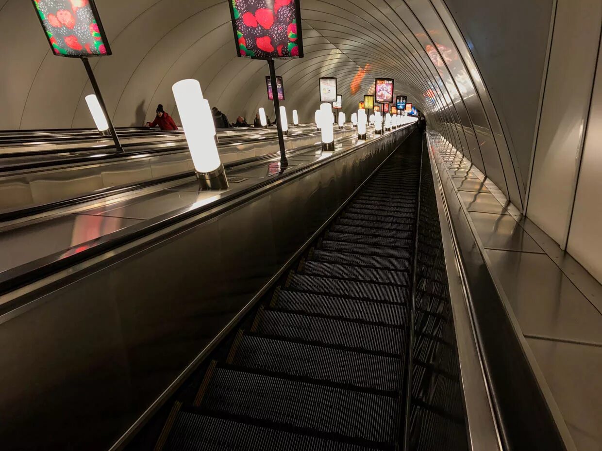 Сами глубоки метро. Метро Адмиралтейская Санкт-Петербург эскалатор. Эскалаторы в метро Санкт-Петербурга. Станция Адмиралтейская Питер эскалатор. Адмиралтейская станция метро эскалатор.