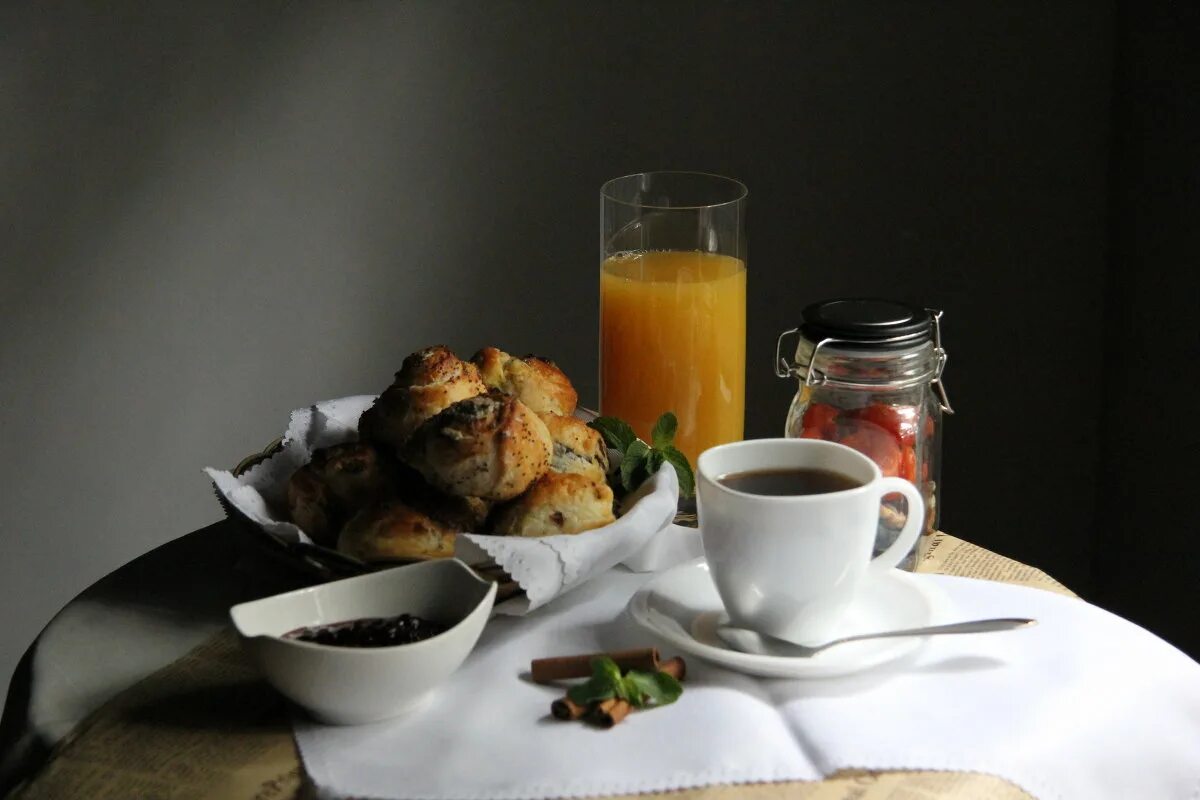 натюрморт с кофе. красивое чаепитие. завтрак чай. завтрак с вечера на утро. домашний завтрак.