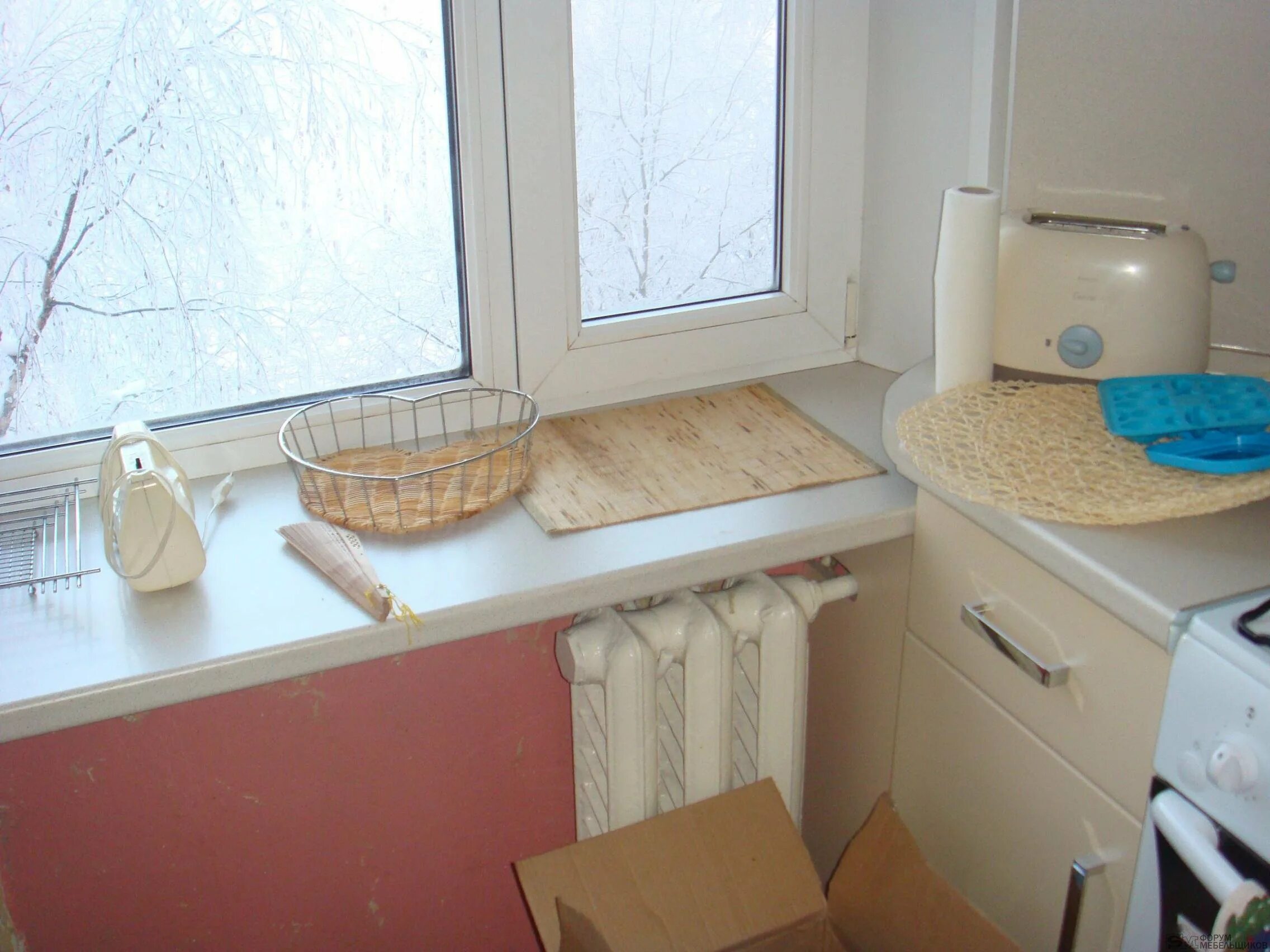 кухня со столешницей у окна. планировка маленькой кухни с окном. кухня на подоконнике в хрущевке. малогабаритные кухни с окном. кухня в хрущевке 5 кв м лорето.