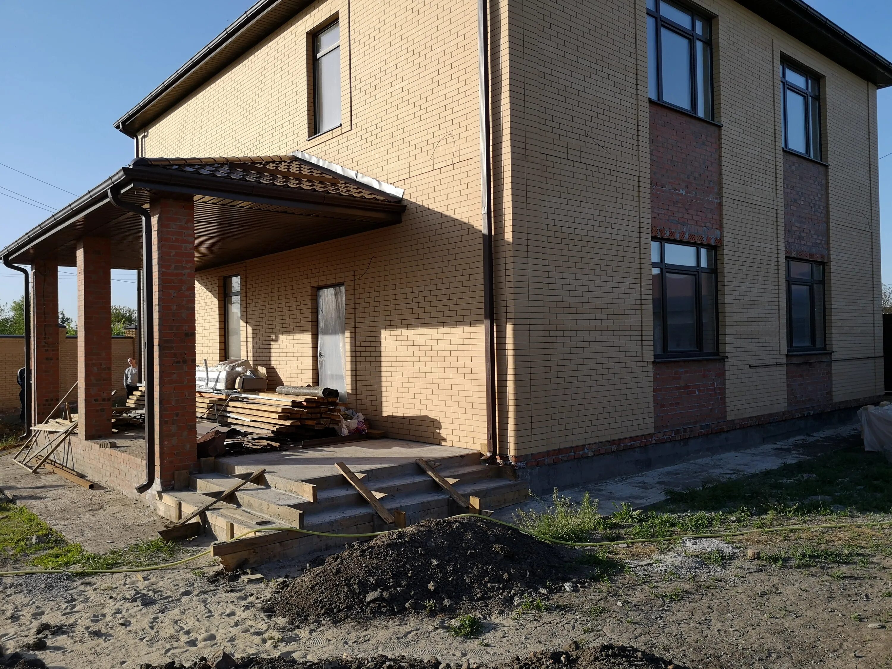 Оштукатуренный цоколь. Отделка цоколя фундамента. Без цокольных. Отделка фундамента дома. Отлив цоколя металлический.