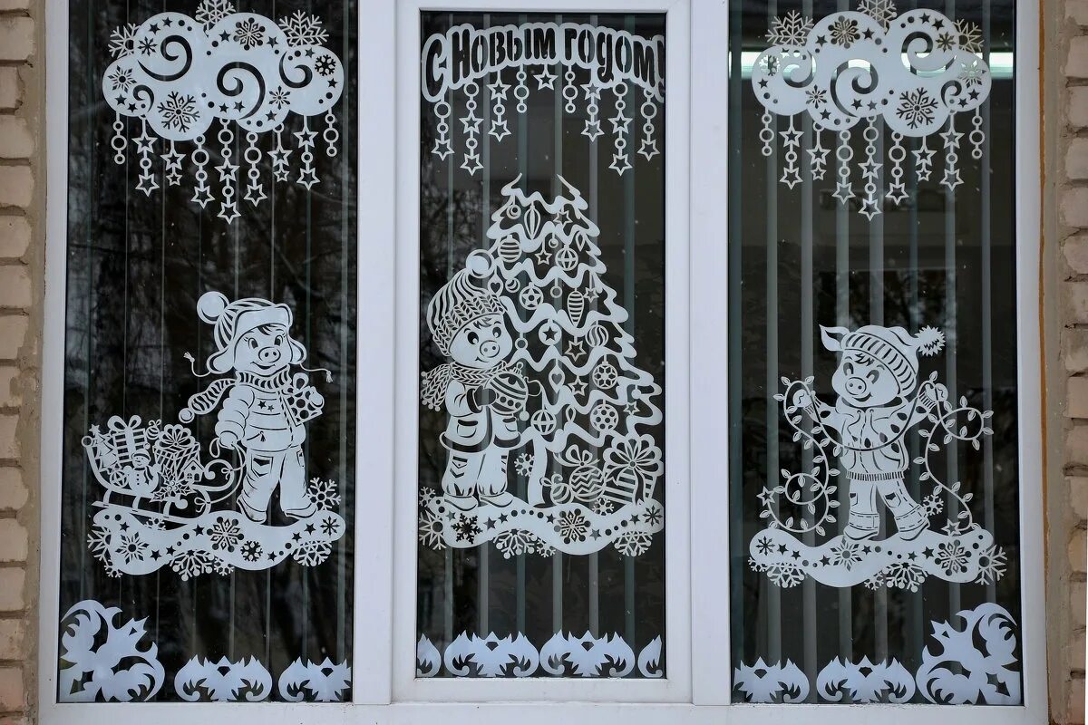 новогодние трафареты для вырезания. украшения на окна. вытынанки оформление окон. окна украшенные к новому году вытынанками. украшение окон снежинками.