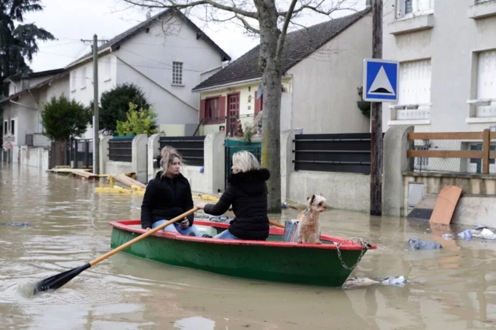 Затопление катера. Затопление катера. Катер арго. Паводок лодка. Затопление катера.