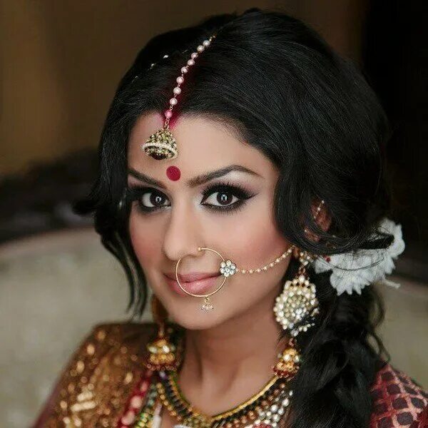 В индии точка на лбу женщины. Синдур индийский. Индийский макияж. Красивые индийские женщины. Точка на лбу у индианок.
