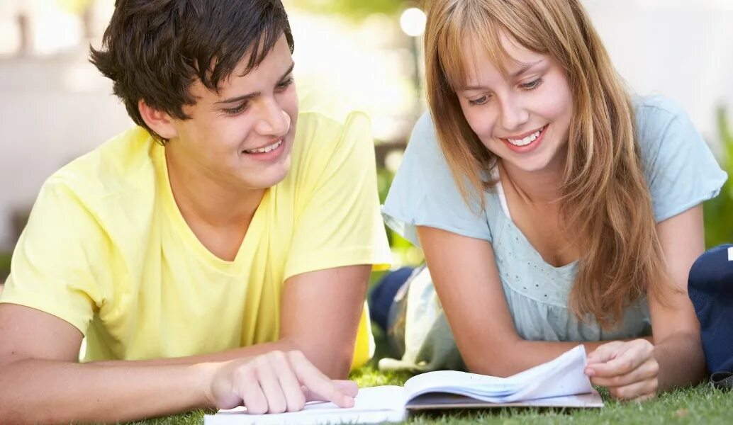 Читают ли подростки. Счастливые подростки. Девушка подросткового возраста. Пара студентов. Парень и девушка в школе.