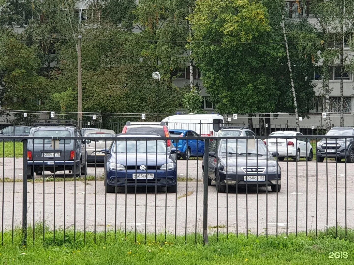 Парковка спб новости. Парковка в Питере. Парковка СКР. Красивые парковки Питера. Парковка вторым рядом.