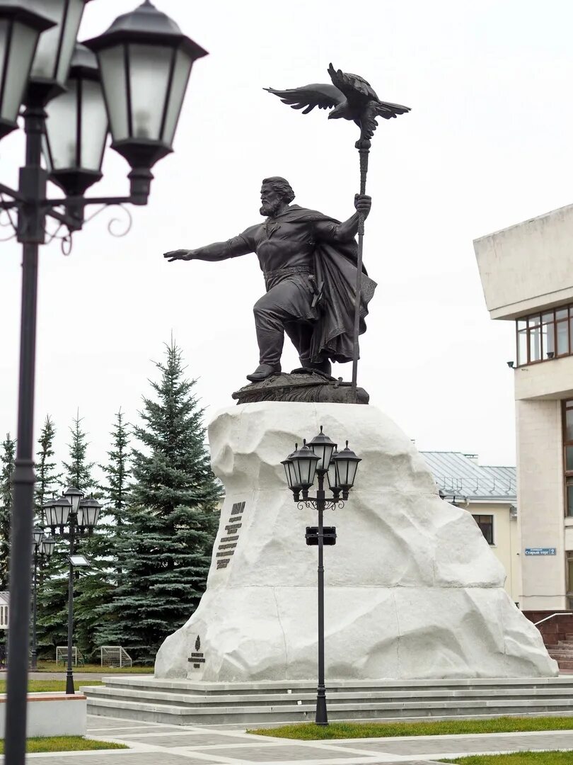 Какие памятники есть в калуге. Памятник Ивану третьему в Калуге. Калуга памятник великому князю московскому Ивану III. Площадь старый торг Калуга памятник Ивану 3.