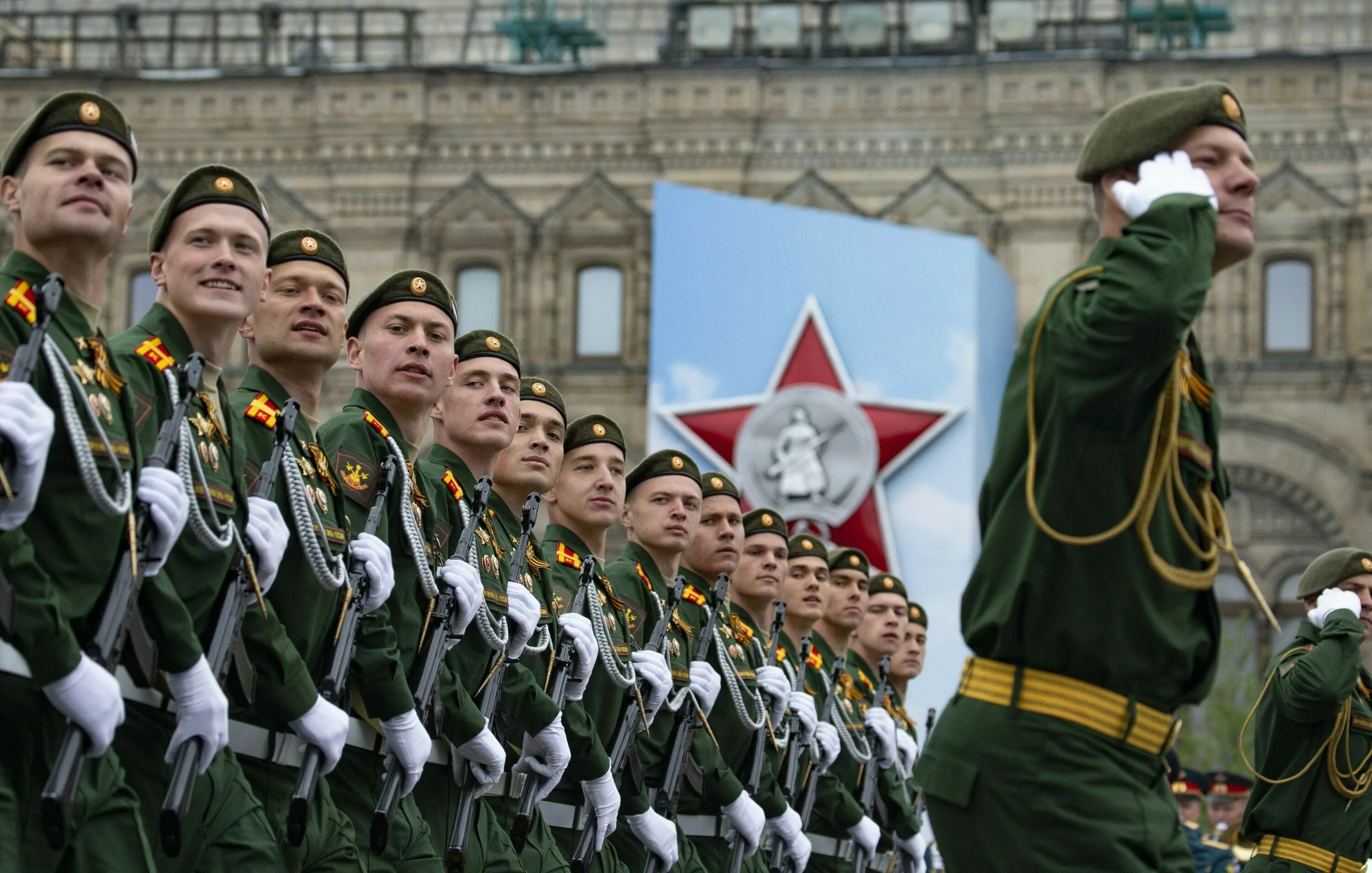 Слушать 9 мая день победы. Солдаты на параде. Солдаты на параде Победы. Российский солдат на параде. Русские солдаты на параде.