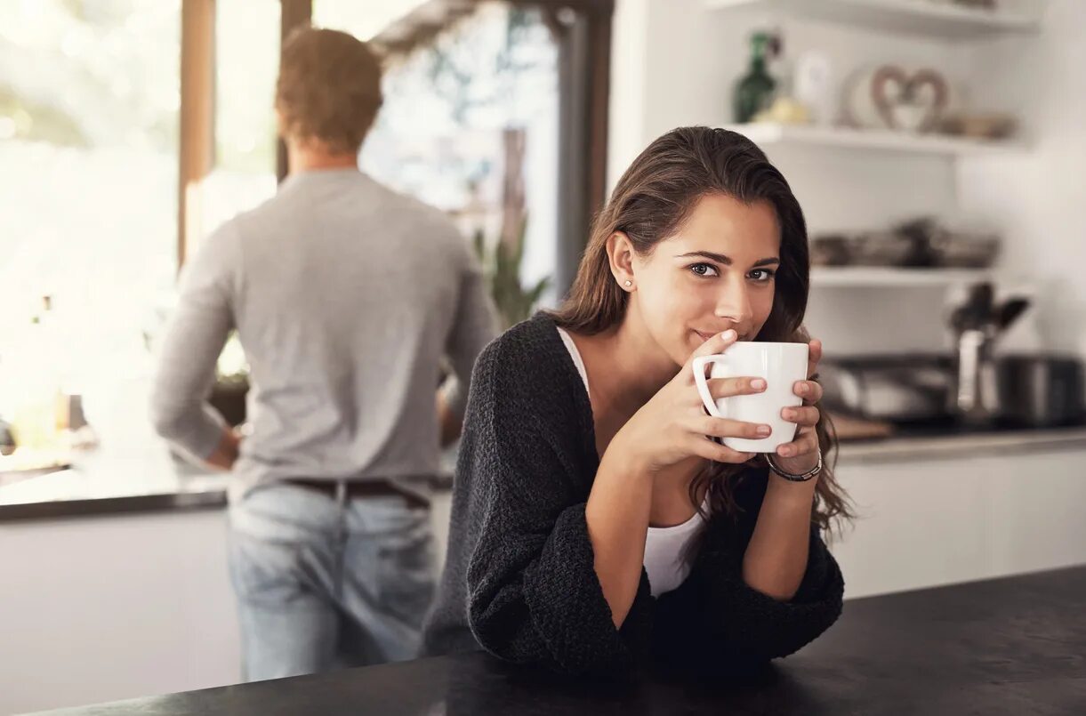 Coffee in the Kitchen. Девушка ч кофе. Drink Coffee in the morning фото. Taylor LASHAE С кофе.