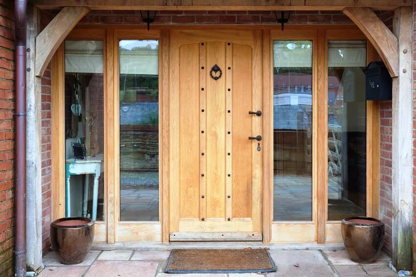 Двери наружные деревянные. Деревянная входная дверь в частный дом. Входная дверь в деревянный дом. Входная дверь на веранду. Входные двери утепленные деревянный дом