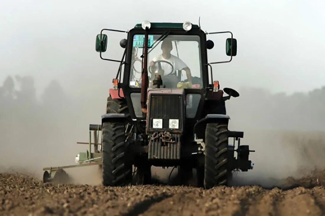 трактор едет по дороге. трактор по дороге. ехал трактор по дороге. дорожный трактор. дорожный трактор.
