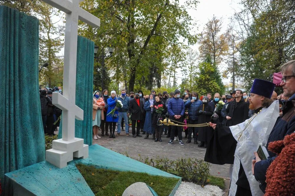 Памятник на могиле марка Захарова. Могила марка Захарова на Новодевичьем кладбище.