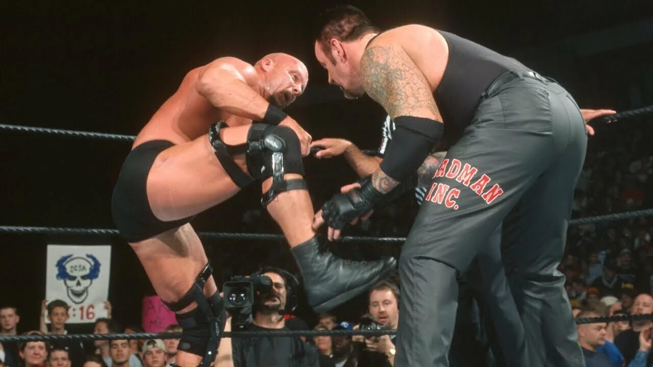 Stone Cold vs Undertaker. Гробовщик и Стив Остин. Stone Cold Steve Austin vs. Undertaker SUMMERSLAM 1998. Undertaker 2002.