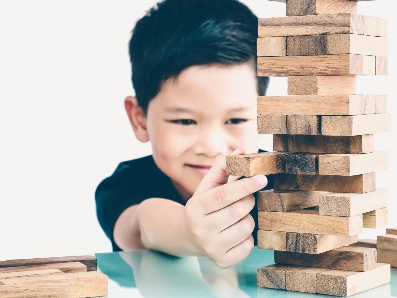 How to make child. Клиповость фото. человек играет дерево. inplay wood. the child&#039;s mental skills vector.